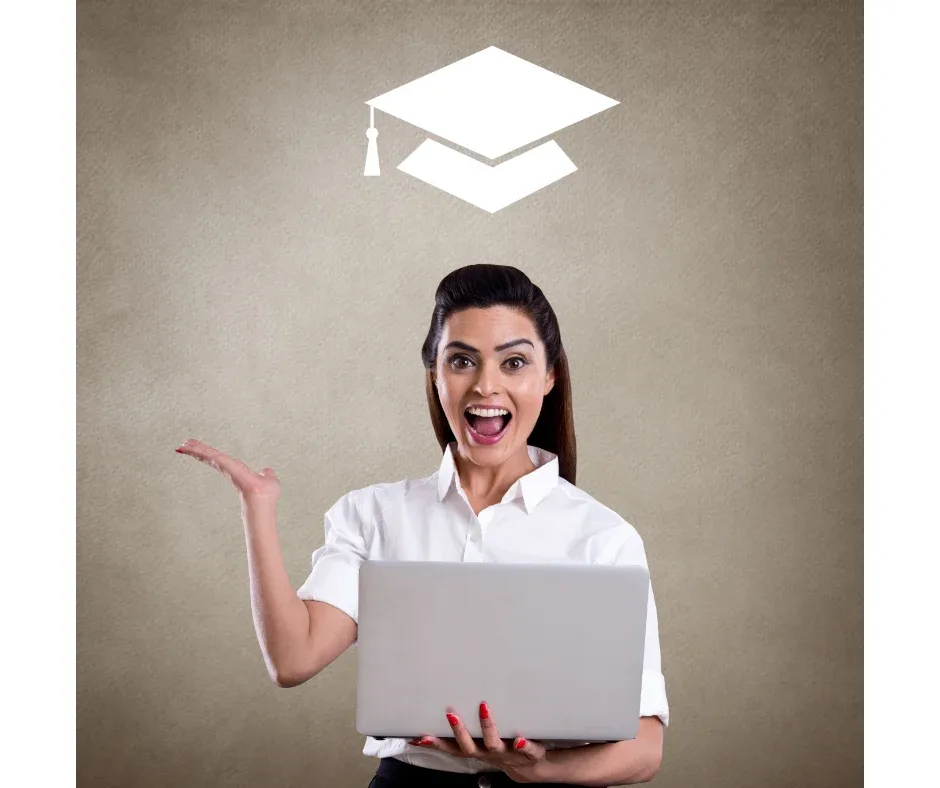 Investimento financeiro na pós-graduação EaD: vale a pena? | Foto de uma mulher feliz com notebook e um capelo desenhado acima da cabeça | FAVENI